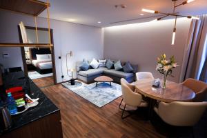 een woonkamer met een bank en een tafel bij NAS Hotel in Al Khobar