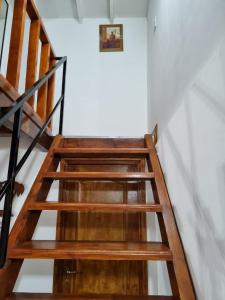 um conjunto de escadas de madeira num quarto em Cabaña Ceferino Ushuaia em Ushuaia