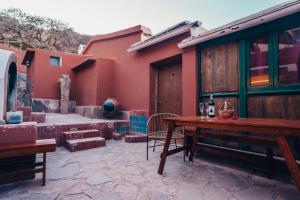 普爾馬馬卡的住宿－Hotel Cactus Cerro，一个带木桌的庭院和一座建筑