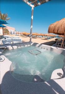 New Marina Hurghada Suite في الغردقة: حوض استحمام ساخن على الشاطئ بجوار الشاطئ