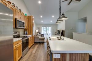 WadenaにあるWadena Vacation Rental about 1 Mi to Downtown!のシンクとカウンタートップのあるキッチン +17枚の写真