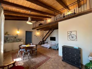 ein Wohnzimmer mit einem Tisch und einem Esszimmer in der Unterkunft Masseria Santacatrini in Melilli
