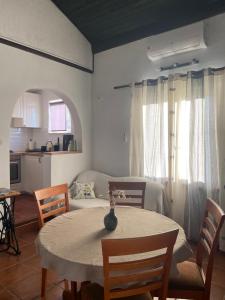 uma cozinha e sala de jantar com mesa e cadeiras em Family House Ljubica em Trogir