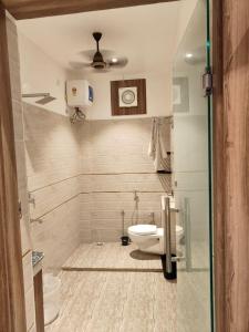 uma casa de banho com um WC e um lavatório. em The Hotel Ambassador Inn em Varanasi