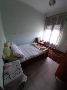 ein kleines Schlafzimmer mit einem Bett und einem Fenster in der Unterkunft HOUSE IN LAVARA in Lávara