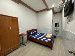 a room with a bed and a sink and a bathroom at Motel Khánh Vy in Bảo Lộc