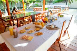 卡莫辛的住宿－POUSADA VILLAGE KITE，露台上的餐桌上摆着早餐食品