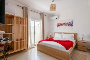 um quarto com uma cama com um cobertor vermelho em Chic Apart Spacieuse & Lumineuse em Tânger