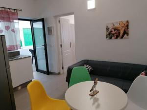 sala de estar con mesa blanca y sillas amarillas en Vivienda EL REMO-Vv-2, en Los Llanos de Aridane