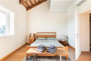 1 dormitorio con cama y mesa de madera en Boutique House Alle Loggie Palladiane di Villa Contarini, en Piazzola sul Brenta