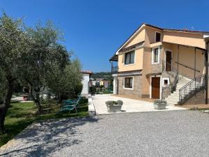 una casa con una entrada para autos en frente de ella en Residence Villa Fiore Portorož, en Portorož