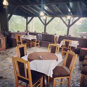 un restaurante con mesas y sillas en una habitación en Iris Predeal en Predeal