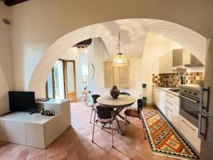 une cuisine avec une arche et une table et des chaises dans l'établissement Siena UpTown - Sabrina's Lovely Apartment, à Sienne 30 autres photos