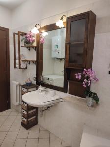 bagno con lavandino e specchio di Casa Valletta a Mezzomerico