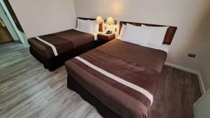 a room with two beds in a hotel room at Hotel Diego De Almagro Calama in Calama