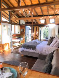 1 dormitorio grande con 1 cama y 1 sofá en Suite Cabaña Cantodeagua-Jacuzzi, en Villa de Leyva