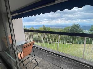 d'un balcon avec une table et une chaise offrant une vue. dans l'établissement LE PANORAMA studio privé avec vue magnifique TURCKHEIM TROIS ÉPIS, à Turckheim