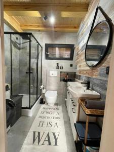 un bagno con doccia, WC e lavandino di Johatsu - Między niebem a rumianem a Szczupliny