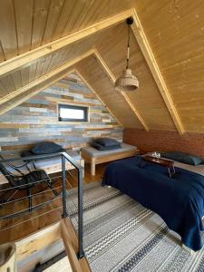 una stanza con due letti in una cabina di legno di Johatsu - Między niebem a rumianem a Szczupliny