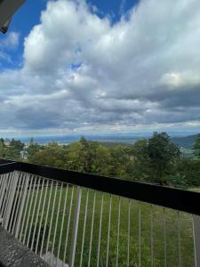 - une vue depuis le balcon d'une maison dans l'établissement LE PANORAMA studio privé avec vue magnifique TURCKHEIM TROIS ÉPIS, à Turckheim