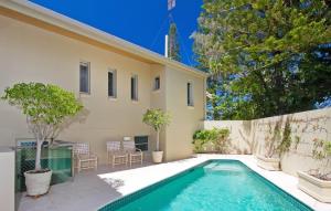 una piscina davanti a una casa di Ocean Panorama With Private Pool! a Noosa Heads