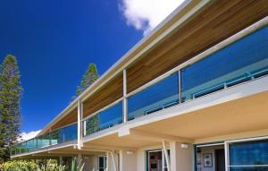 un edificio con un balcone in cima di Ocean Panorama With Private Pool! a Noosa Heads