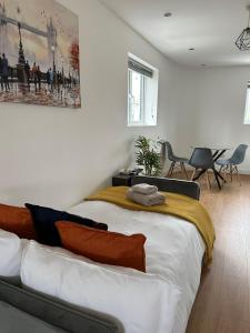 Легло или легла в стая в Stunning roof terrace studio flat