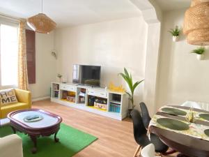 Una sala de estar con una mesa y un televisor. en Bilbao Old Town 2 bedrooms 4 guests-Bilbao Casco Viejo 2 dormitorios 4 huéspedes EBI-306, en Bilbao