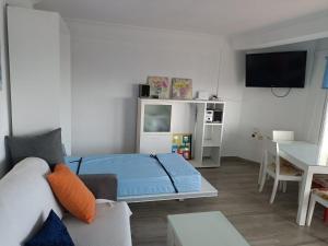 sala de estar con cama y sofá en Cassinello Roquetas en Roquetas de Mar