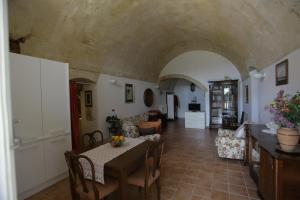 un soggiorno con un tavolo e un divano di Tutte le Albe nei Sassi a Matera