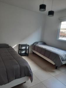 a bedroom with a bed and a window at Departamento en Mendoza con estacionamiento in Godoy Cruz