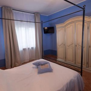 una camera da letto con un letto con un libro sopra di Villa Bordone a Villafranca dʼAsti