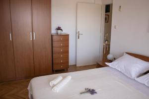 a bedroom with a bed with two towels on it at Apartment Nikola Škarica 1 in Duće