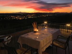 un tavolo da pranzo su un balcone al tramonto di Villa Bordone a Villafranca dʼAsti
