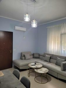een woonkamer met een bank en een tafel bij Family Oasis in Vlorë