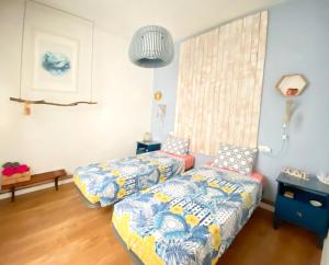 Un dormitorio con una cama y un sofá. en Bilbao Old Town 2 bedrooms 4 guests-Bilbao Casco Viejo 2 dormitorios 4 huéspedes EBI-306, en Bilbao