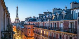 巴黎的住宿－提姆埃菲爾鐵塔酒店，一座城市,有建筑和艾菲尔铁塔