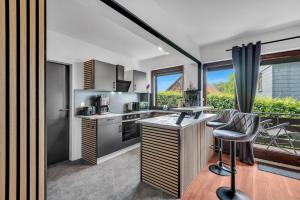 a kitchen with a counter and some chairs in it at STANMA Luchspartment ruhig und zentral mit großem Balkon und Parkplatz in Braunlage