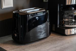 a black toaster sitting on top of a counter at STANMA Luchspartment ruhig und zentral mit großem Balkon und Parkplatz in Braunlage