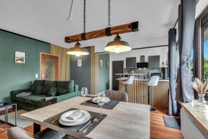 a living room with a table and a couch at STANMA Luchspartment ruhig und zentral mit großem Balkon und Parkplatz in Braunlage +22 photos