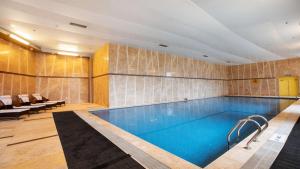 Bazén v ubytování Holiday Inn Mudanjiang by IHG nebo v jeho okolí