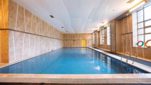 Bazén v ubytování Holiday Inn Mudanjiang by IHG nebo v jeho okolí