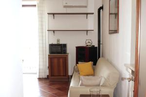 sala de estar con sofá y microondas en Room in Guest room - La Culla Tra I Vigneti - Stanza, en Grazzano Badoglio