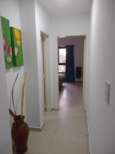 um quarto com um corredor com um vaso no chão em NEW YORK EN EDIFICIO MAFALFA COCHERA y Asador INCLUIDA em Río Cuarto