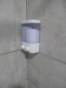 um dispensador de sabão na parede de uma casa de banho em NEW YORK EN EDIFICIO MAFALFA COCHERA y Asador INCLUIDA em Río Cuarto