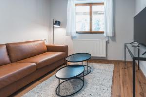 salon z kanapą i dwoma stołami w obiekcie Felbermayer Appartements w mieście Gaschurn