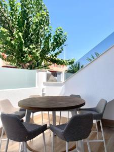 y balcón con mesa y sillas de madera. en Casa flamenca, en San Pedro del Pinatar