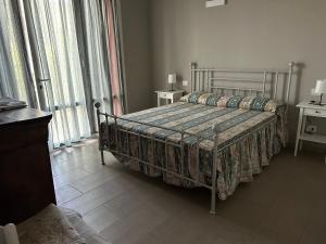 um quarto com uma cama com uma colcha estampada em Casetta rossa em Lesignano deʼ Bagni