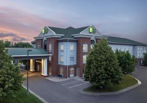 een groot bakstenen gebouw met een groen dak bij Holiday Inn Express & Suites Superior, an IHG Hotel in Superior