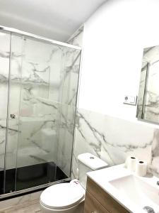 uma casa de banho com um chuveiro, um WC e um lavatório. em Barceló Apartaments em Monistrol